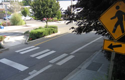 Sign points to pedestrian crosswalk in Washington State.